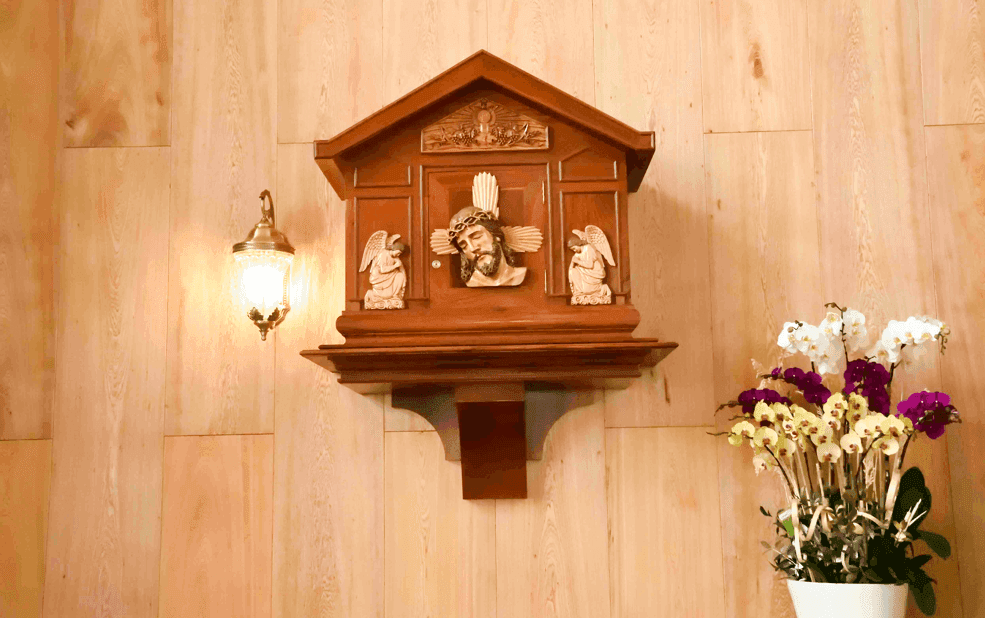 Toà tôn vinh Sách Thánh đối xứng với Nhà Tạm?