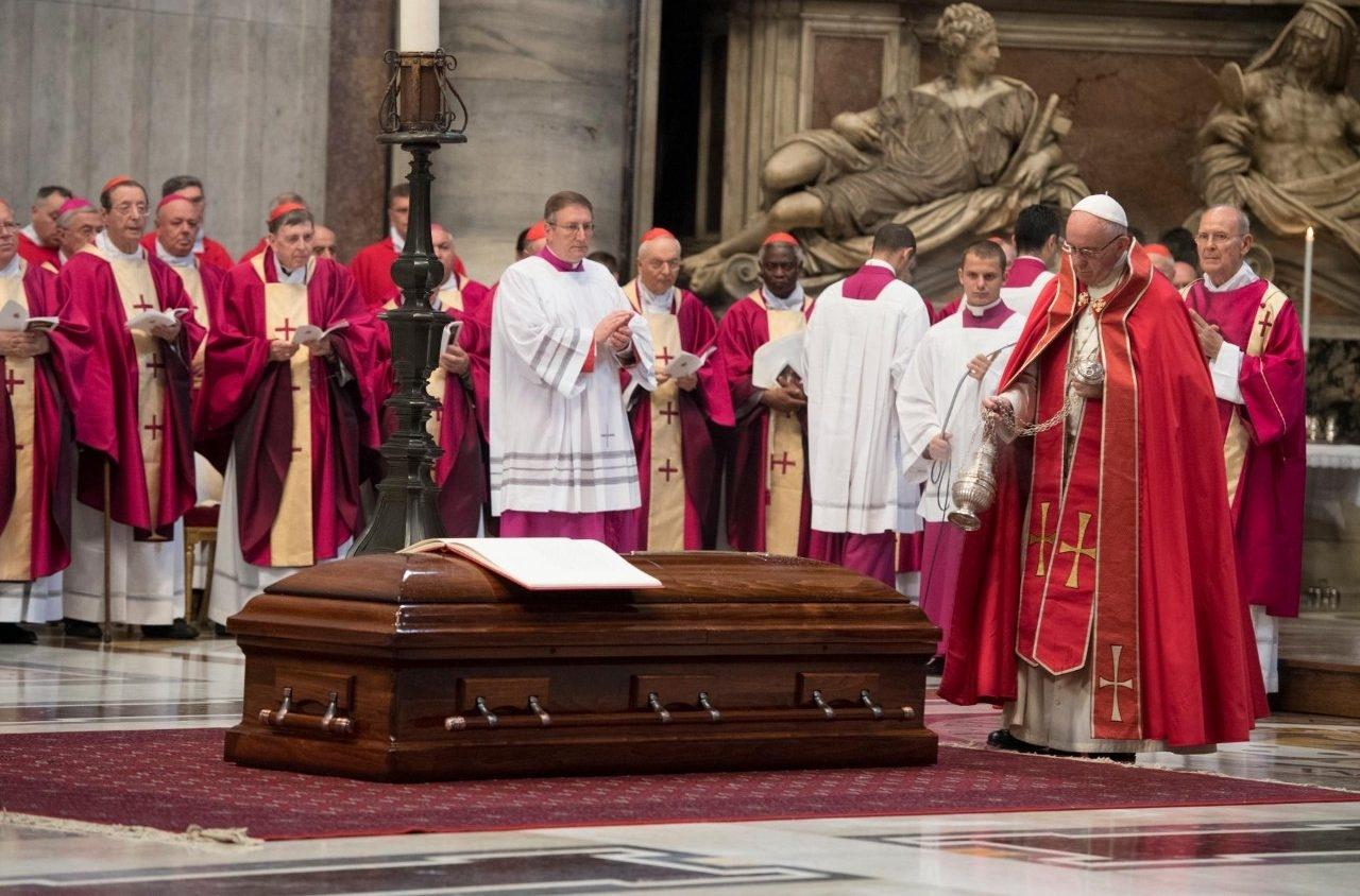 Màu lễ phục trong Thánh Lễ an táng của một Hồng y